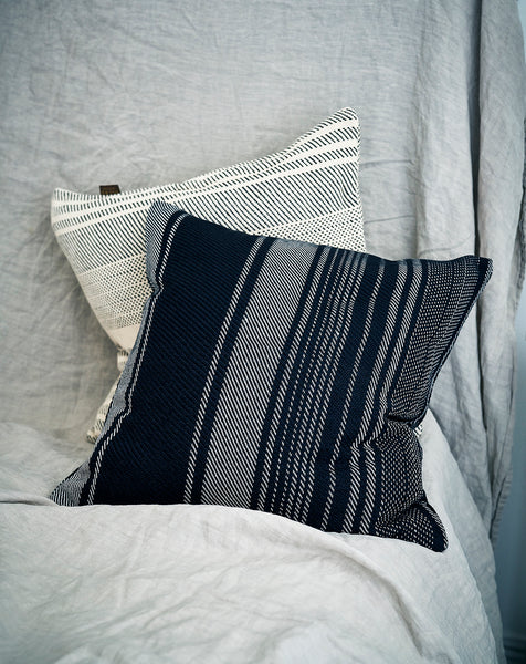 Cushion in wool and silk